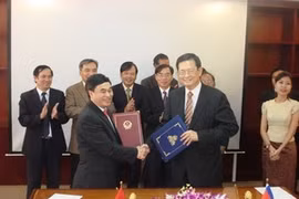 Deputy Foreign Minister Ho Xuan Son and Cambodian Senior Minister Var Kimhong (Source: VNA)