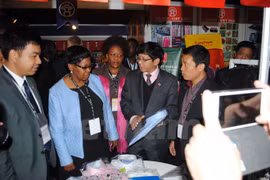 Ambassador to South Africa Le Huy Hoang (second, right) introduces Vietnamese products at the fair (Photo: VNA)
