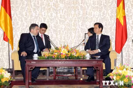 PM Nguyen Tan Dung (R) and Vice Chancellor and Federal Minister Sigmar Gabriel (Photo: VNA)