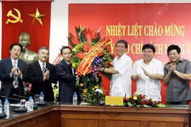 Party Politburo member Dinh The Huynh visited the Vietnam News Agency (Photo:Nguyen Dan/VNA)