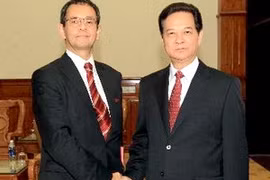 PM Nguyen Tan Dung meets Dutch Ambassador Joop Scheffers. Photo: VNA