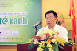 Deputy Minister of Natural Resources and Environment Nguyen Thai Lai speaks at the forum (Photo: VNA)