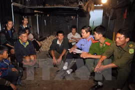 Officers and soldiers talk to ethnic minorities to raise locals' awareness of human trafficking (Photo: VNA)
