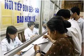 Residents pay for hospital fees with health insurance (Photo: baohiemxahoi.gov.vn)