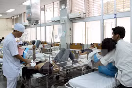 A doctor examines a traffic accident victim at Cho Ray Hospital (Photo: VNA)