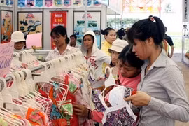 Int’l shoes and leather exhibition hits HCM City 