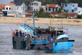 Quang Ngai fishermen prepare nets and equipment for a fishing trip (Photo: VNA)