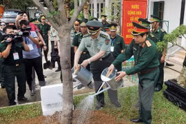 Vietnamese Defence Minister Phung Quang Thanh and his Chinese counterpart Chang Wanquan plant a tree in Muong Khuong district, Lao Cai province (Source: VNA)
