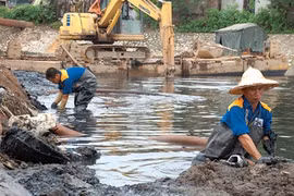 Workers dredge the Kim Nguu River in Hanoi's Hoang Mai district (Photo: VNA)