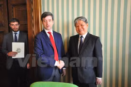Justice Minister Ha Hung Cuong (R) shakes hands with Italian Minister of Justice Andrea Orlando (Photo: VNA)