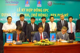 The PetroVietnam Fertiliser and Chemicals Corporation signed in Ha Noi yesterday an EPC Contract to revamp the Phu My NH3 and NPK complexes (Photo: VNA)