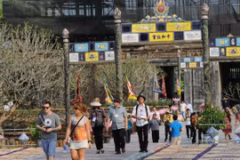 Foreigners visit the Dai Noi Palace. (Source: VNA)