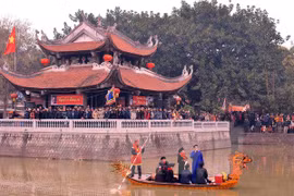 Love duet singers perform on boat. (Photo: VNA)