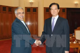 Ambassador Dakhil Al Johani (L) and PM Nguyen Tan Dung. (Photo: VNA)