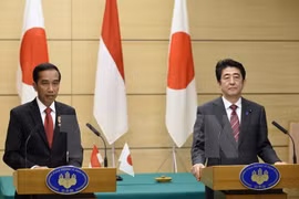 Indonesian President Joko Widodo (L) and Japanese Prime Minister Shinzo Abe at a press conference on March 23 (Photo: AFP/VNA)