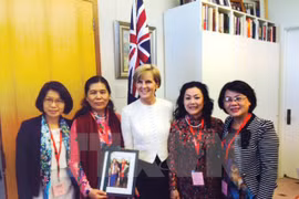 Australian Minister of Foreign Affairs and Trade Julie Bishop and delegation of the Vietnam Women's Union. (Photo: VNA)