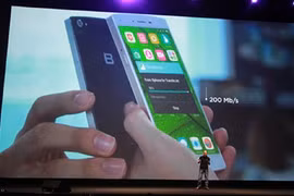 Bkav CEO Nguyen Tu Quang introduces its first made-in-Viet Nam smartphone Bphone at a conference in Hanoi on May 26 (Photo: sohoa.vnexpress.net)