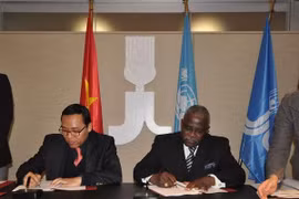 Vietnamese Ambassador to Italy Nguyen Hoang Long and IFAD President Kanayo F. Nwanze sign the agrement (Source: VNA)