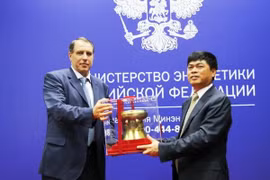PetroVietnam rep. and Russian D.M. of Energy (Photo: VNA)