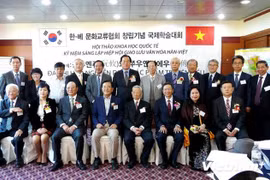 Ambassador Pham Huu Chi (front, third from right) and Vietnamese and RoK scholars pose for a photo at the event (Photo: VNA)
