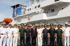 Vietnamese and Japanese officers at Tien Sa port (Source: VNA)
