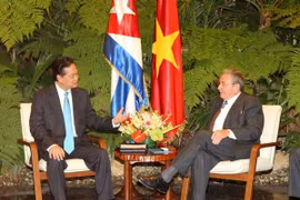 Prime Minister Nguyen Tan Dung (L) and President of the Council of Ministers of Cuba Raul Castro Ruz at the March 28 talks in Havana. Photo: VNA