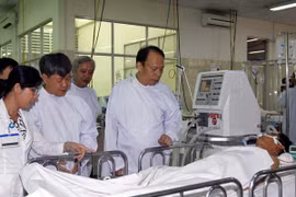 Doctors examine a patient at the Cho Ray Hospital in Ho Chi Minh City (Photo: VNA)