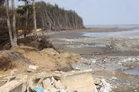 Waves break a part of the concrete embankment along the coast in Hiep Thanh commune, Duyen Hai district, the Mekong Delta province of Tra Vinh (Photo: VNA)