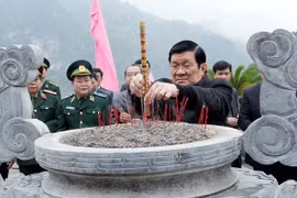 President Truong Tan Sang offers incense at a shrine dedicated to President Ho Chi Minh in the Pac Bo historical relic site (Source: VNA)