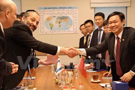 Chairman of the Party Central Committee’s Commission for Economic Affairs Vuong Dinh Hue (R) shakes hands with Israeli Minister of the Economy Aryeh Deri. (Photo: VNA)