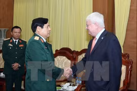 Defence Minister General Phung Quang Thanh (L) and UN Under-Secretary General for Peacekeeping Operations Herve Ladsous (Photo: VNA)