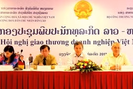 Vietnam and Laos businesses gather at a trade exchange in Vientiane (Photo: VNA)