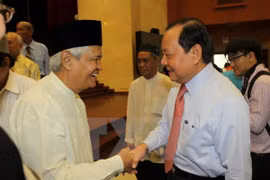 Secretary of the Ho Chi Minh City's Party Committee Le Thanh Hai met dignitaries (Photo: VNA)
