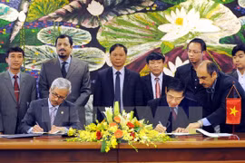 Deputy Finance Minister Truong Chi Trung and the Kuwait Fund Deputy Director General (front, left) sign the agreement (Photo: VNA)