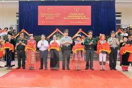 Defence Minister General Phung Quang Thanh and his Chinese counterpart Sen. Lt. Gen. Chang Wanquan together cut a ribbon to inaugurate the Vietnam-China border friendship culture house in Muong Khuong district, Lao Cai province (Source: VNA)