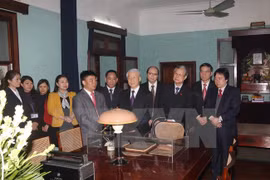 Party General Secretary Nguyen Phu Trong offered incense in tribute to late President Ho Chi Minh. (Photo: VNA)