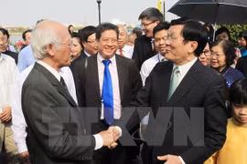 President Truong Tan Sang (R) welcomes expats to Homeland Spring programme (Source: VNA)