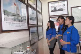Thanh Hoa young people visit the exhibition (Photo: VNA)