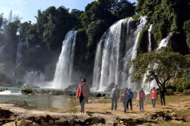 Visitors to Ban Gioc Waterfalls in Trung Khanh district, Cao Bang province (Photo: VNA)