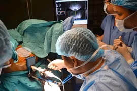 Doctors treat a cancer patient by using radioactive method in Bach Mai General Hospital (Photo: vietnamnet.vn)
