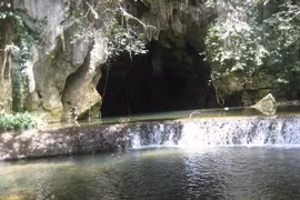 An entrance of Tu Lan cave (Photo: VNA)