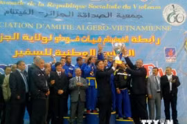 Vietnamese Ambassador to Algeria Vu The Hiep rewarded the champion cup at the tournament (Photo: VNA)