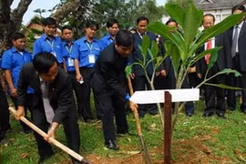 Vietnam supports poor young people in Laos