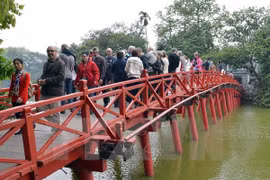 Tourists form a large crowd on The Huc Bridge, at Hoan Kiem Lake. (Photo: VNA)