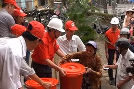 The Vietnam Red Cross delivers relief goods to flood-hit people in central region. Photo: VNA