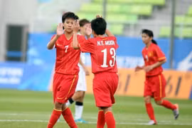 Vietnamese female football players shared joy over the victory (Photo: VNA)