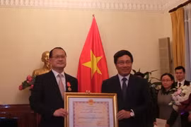 Dr Jonathan Choi (left) receives the Friendship Order from Deputy PM Pham Binh Minh (Photo: VNA)