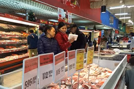 Australian imported beef sold at Big C supermarket in Ha Noi. The domestic cattle industry is threatened by an impending cut in import traffifs to zero per cent. (Photo: VNS)
