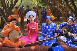 More than 250 professional and amateur artists from 24 clubs in HCM City participated last weekend in the tai tu (amateur music) festival Hoa Sen Vang (Photo: vov.vn)