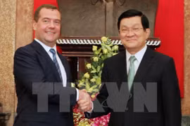 President Truong Tan Sang (R) receives Russian PM Dmitry Medvedev (Photo: VNA)